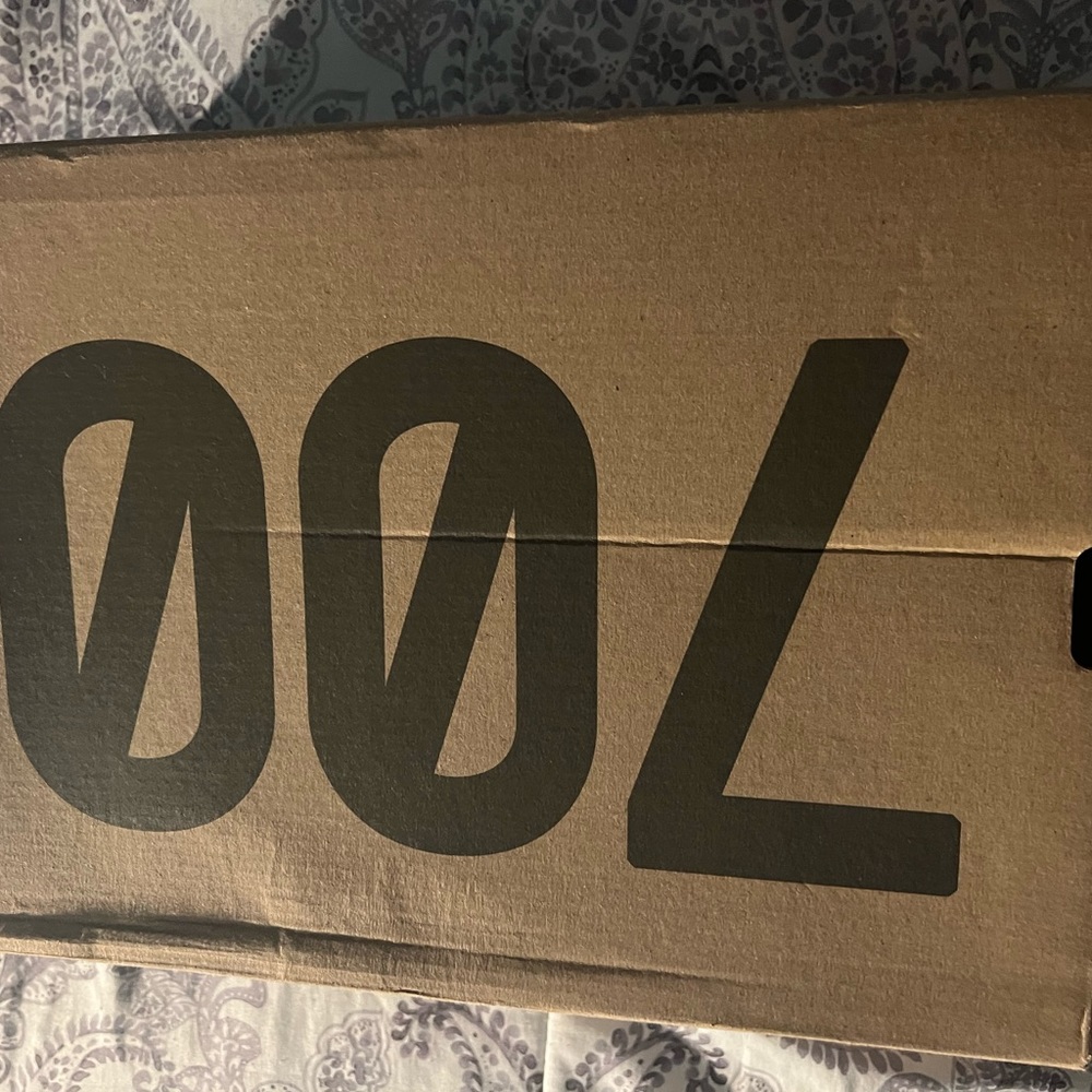 Yeezy 700 Boys size 6
